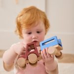 KIDS CONCEPT. Ξύλινo τρακτέρ με αποσπώμενο τρέιλερ AIDEN - Image 4